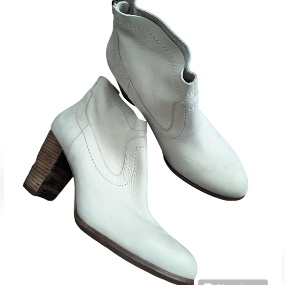 UGG Charlotte Ankle Bootie. - Picture 1 of 14